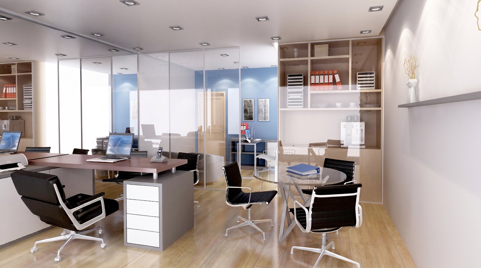 Sala comercial do Cosmopolitan Business com mesa de reunião e divisórias de vidro